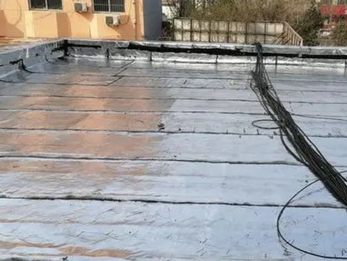 吉隆卫生间漏水维修公司分享下吉隆屋面楼顶防水刚性防水层施工要点。